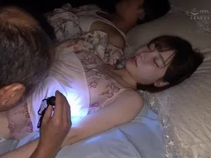 Má dâm và hai cậu bạn của cô con gái