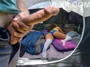 Cô bạn gái dễ thương và ngoan ngoãn này có chút ngại ngùng trước ống kính...