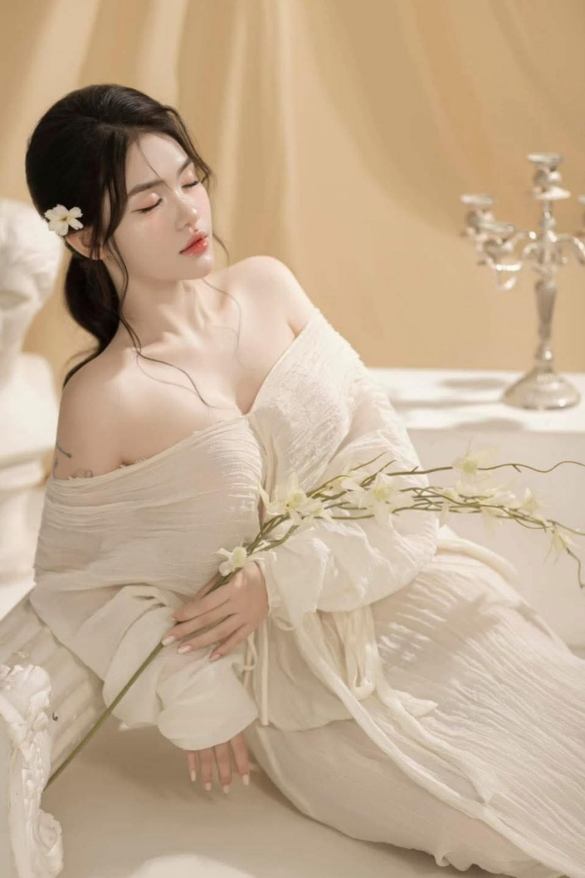 Em là con đĩ hư hỏng của anh
